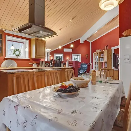 4 Bedroom Awesome In Casa de Férias