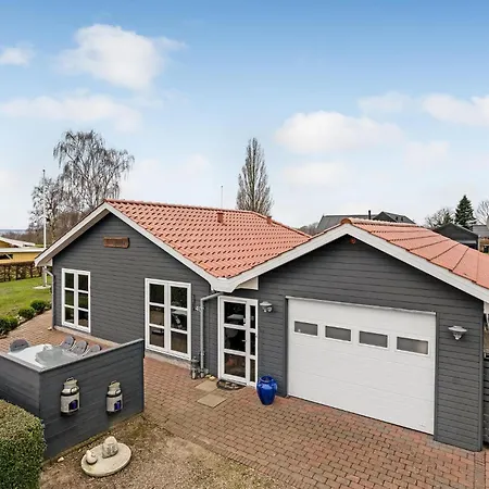 4 Bedroom Awesome In Casa de Férias Egernsund